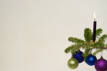 Tannenzweig mit Weihnachtskugeln