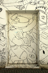 Porta bianca con graffiti