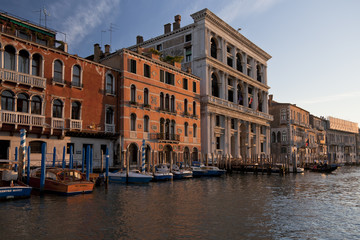 Fototapeta na wymiar late afternoon sun shining on grand canal buildings, venice