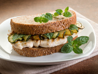 sandwich with grilled chicken and sauteed zucchinis