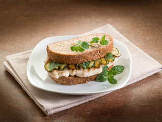 sandwich with grilled chicken and sauteed zucchinis