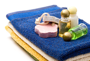 Obraz na płótnie Canvas Ręczniki, butelki szamponu i pumeksy