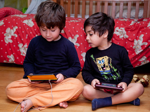 bambin che giocano con i videogiochi