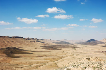 Fototapeta na wymiar Krater Ramon na pustyni Negew pustyni.