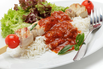 Gegrillter Fleischspieß auf Reis