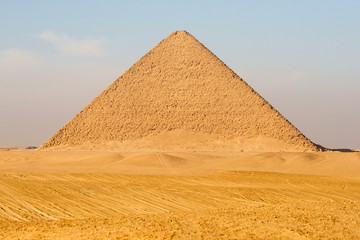Fototapeta na wymiar Czerwona Piramida w Egipcie