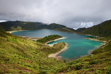 Fototapeta na wymiar Typowe jezioro na wyspie Azorów w Portugalii