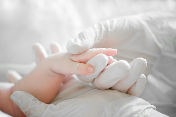 Fototapeta na wymiar Pomocna dłoń z małym dzieckiem w szpitalu