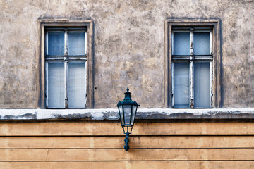 Fototapeta na wymiar Dirty wall with windows and lamp