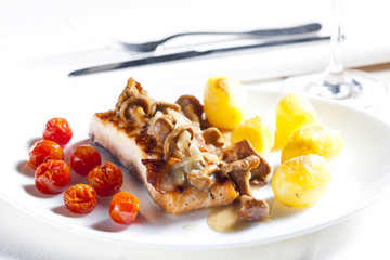 grilled salmon with mushrooms and cherry tomatoes