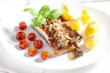 grilled salmon with mushrooms and cherry tomatoes
