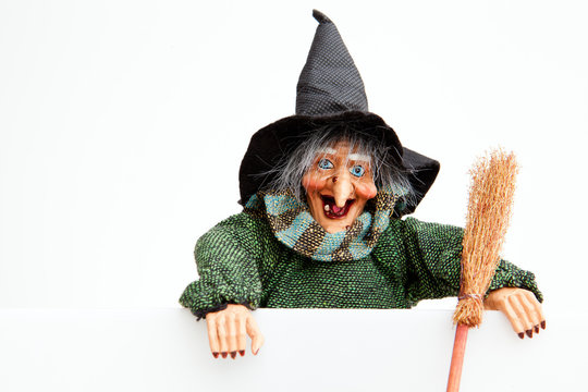 Befana verde su fondo bianco