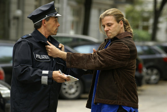 Ein Mann greift einen Polizisten an