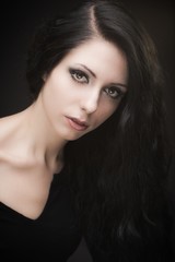 Fototapeta premium Młoda atrakcyjna brunetka gotycka kobieta na czarno