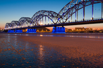 Fototapeta na wymiar Most kolejowy w nocy