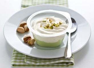 Dessert mit Pistazien und Sahne