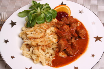 Teller mit Putengulasch und Spätzle