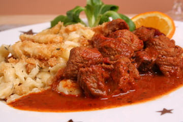 Putengulasch mit hausgemachten Spätzle