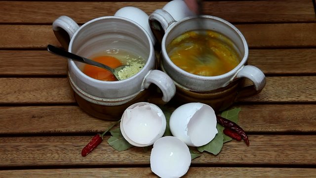 Zubereiten von Br&uuml;he mit Ei