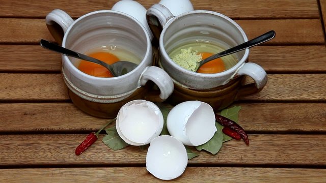 Zubereiten von Br&uuml;he mit Ei