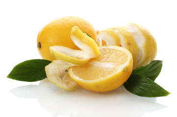 Obraz na płótnie Canvas ripe lemons with leaves isolated on white