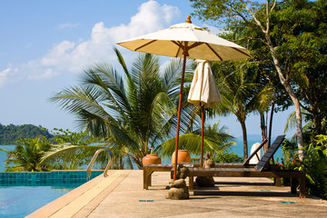 Obraz na płótnie Canvas Woda w basenie w pobliżu morza