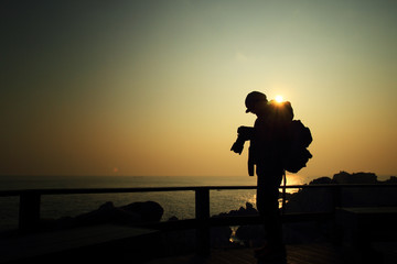 Fototapeta na wymiar Człowiek jest robienie zdjęć od świtu na wyspie i revie