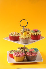 cupcake colorés sur fond jaune
