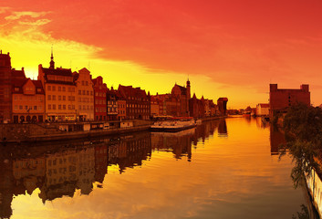 Fototapeta na wymiar Zachód słońca pejzaż z żywymi kolorami. Gdańsk, Polska.