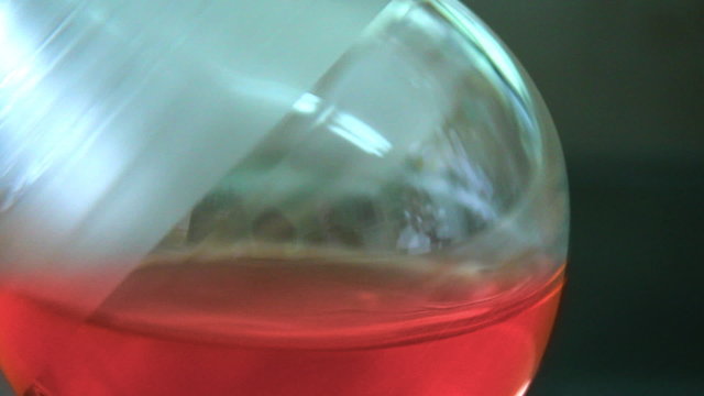 Wirująca fiolka z płynem