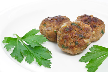 Frisch gebratene Hackbällchen auf weißem Hintergrund