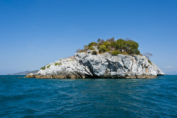 Obraz premium lonely small island in the gulf of Thailand