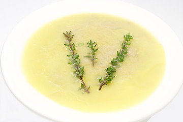 Leberterrine mit Thymianzweig in einem Töpfchen