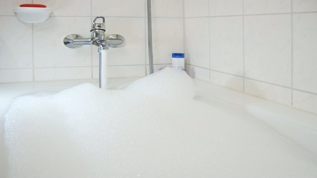 Bathtub is filling in fast Motion