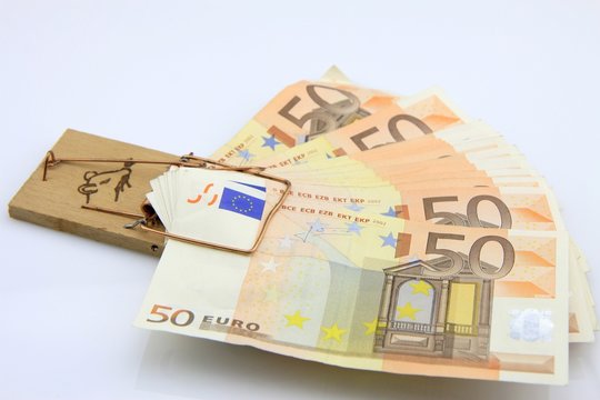 billets de cinquante euros coinc&eacute;s dans une tapette &agrave; souris