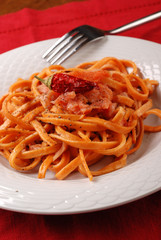 PIATTO TONDO CON LINGUINE AL SALMONE