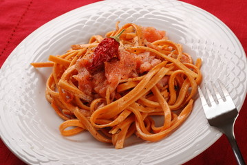LINGUINE  AL SALMONE CON PEPERONCINO