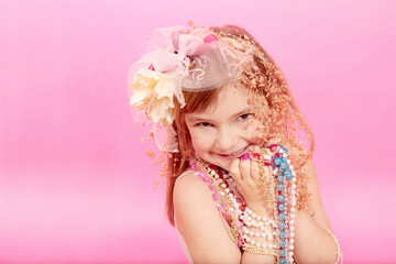 Kleine Prinzessin in Blumen und Perlen Pink