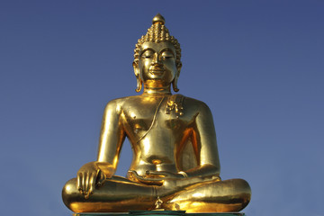 statue of a golden buddha