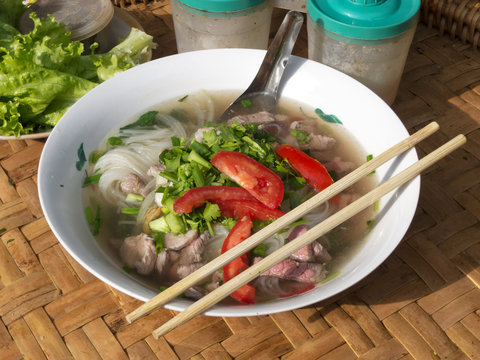 asiatische Suppe mit Eßstäbchen