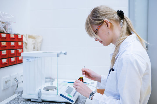 female researcher carrying out research experiments in a lab