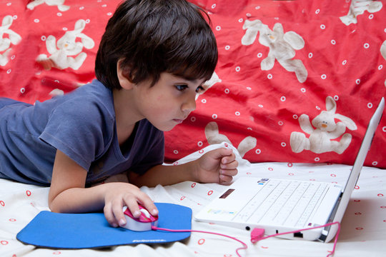 bambino che usa il computer