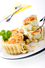 frisch gebackener Quiche mit Karotten und Erbsen