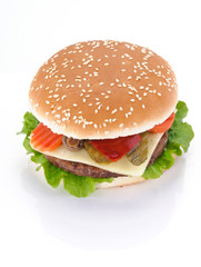Cheeseburger su sfondo bianco