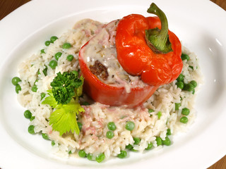 Gefüllte Paprika auf Reis
