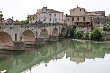 Fototapeta na wymiar Sommières, la Vidourle sous le pont romain