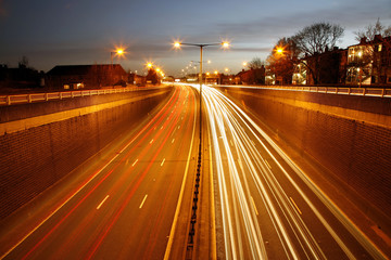 Fototapeta na wymiar Ruch drogowy w nocy
