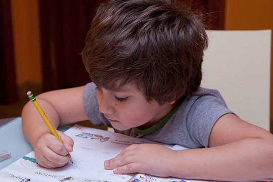 bambino che studia