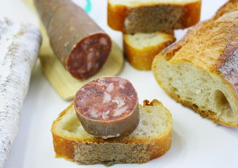 tranche de saucisse sèche sur pain
