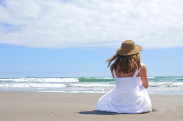 Fototapeta na wymiar Girl with sunhat at the beach